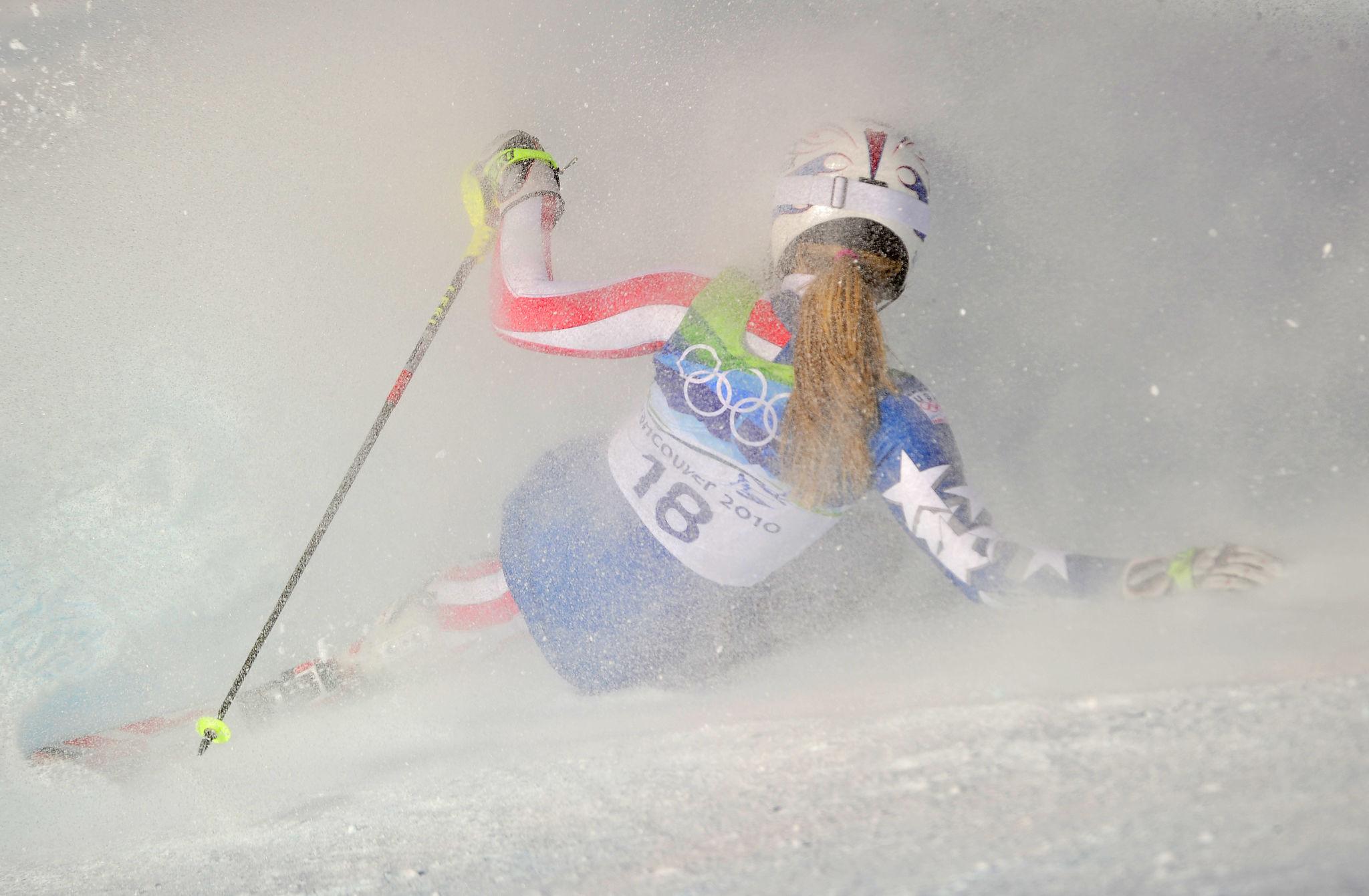 Lindsey Vonn Crashes in Olympic Downhill While Racing on Torn ACL, Airlifted From Course